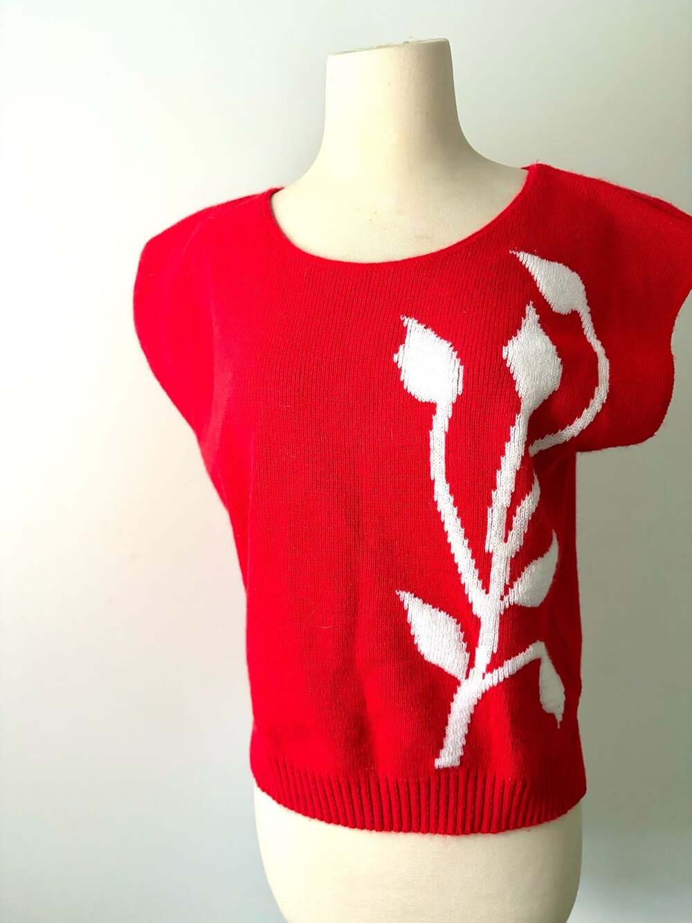 Vintage 1980s Red Knit Floral Sweater Vest with White Tulip Design LG